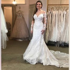 Wedding dress NEVER WORN